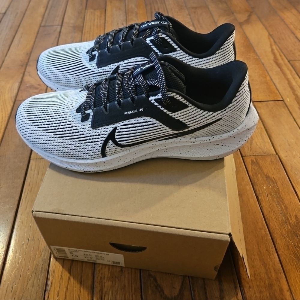 New In Box Womens Size 9 - Nike Air Zoom Pegasus 40 White Black